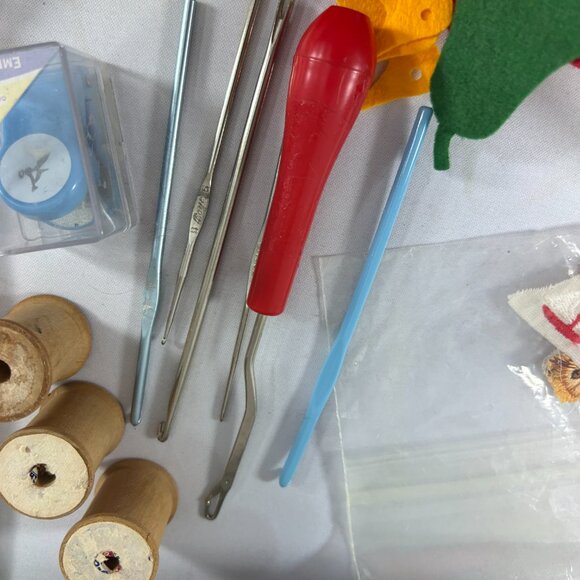 Mixed Lot Sewing & Craft Supplies Rug Hook Crochet Applique Pop Tabs - Picture 4 of 10